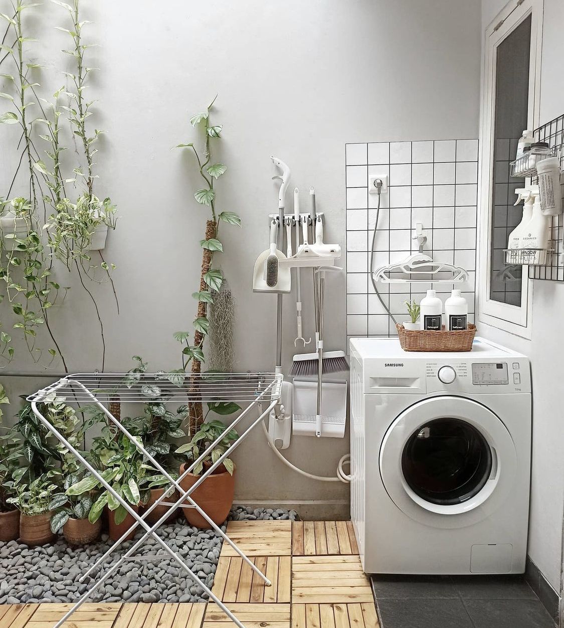 10 Ide Cerdas Menciptakan Ruang Jemuran Minimalis di Rumah Sempit