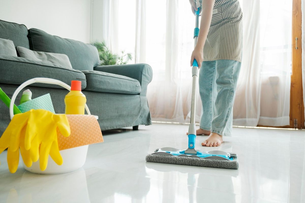 6 Tips Ampuh Pel Lantai Anti Bau: Lantai Kinclong dan Wangi Tahan Lama