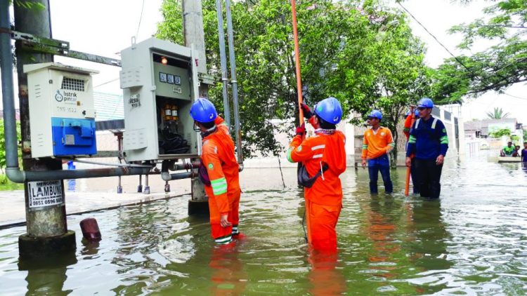 Waspada Korsleting! 10 Tips Aman Kelistrikan Saat Musim Hujan dan Banjir