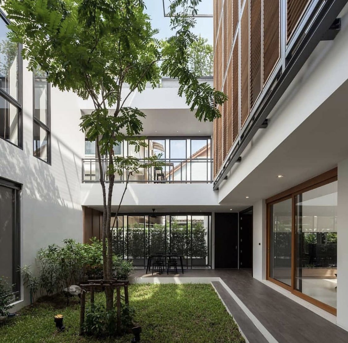 10 Inspirasi Ruang Terbuka di Dalam Rumah, Bikin Adem & Terang!