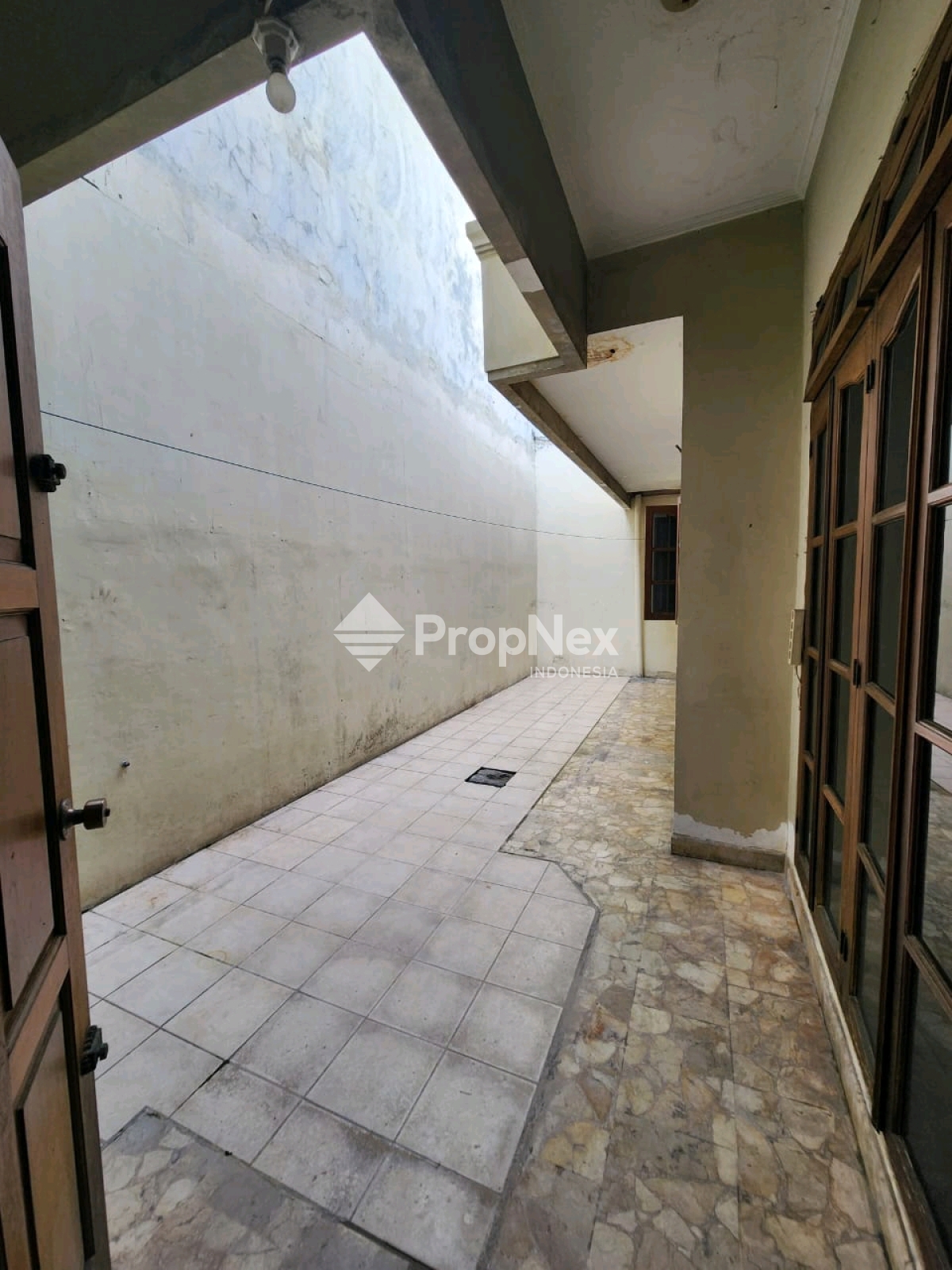 Rumah Satelit Indah Surabaya Row Lebar — foto 5