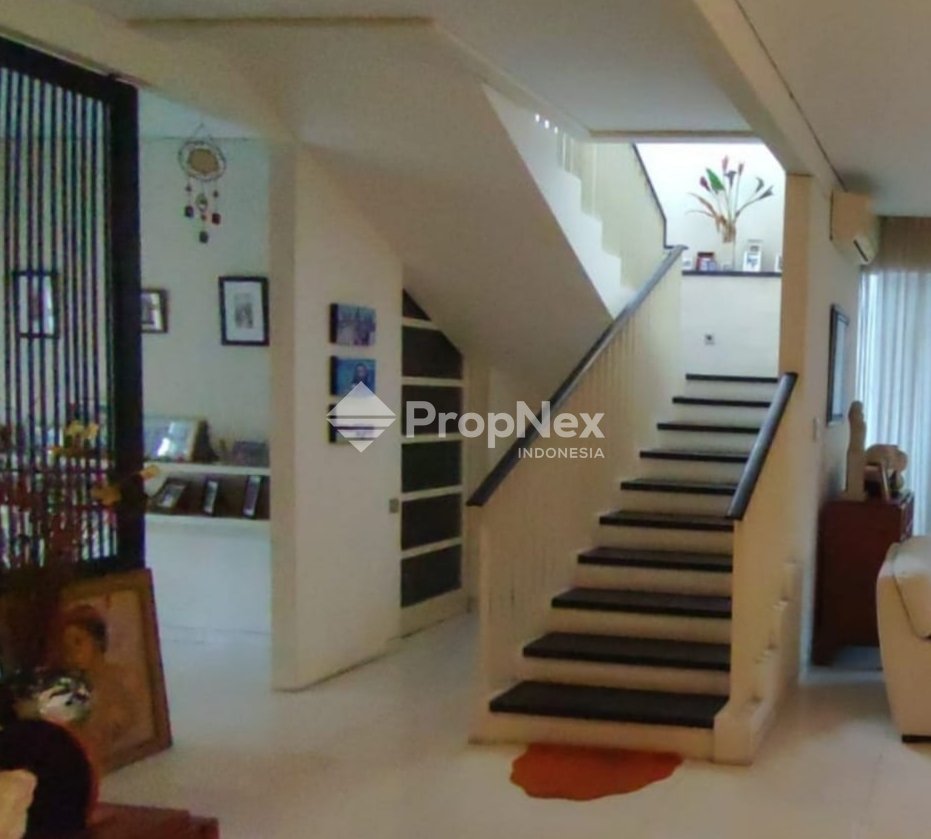 Dijual rumah mewah Darmo permai