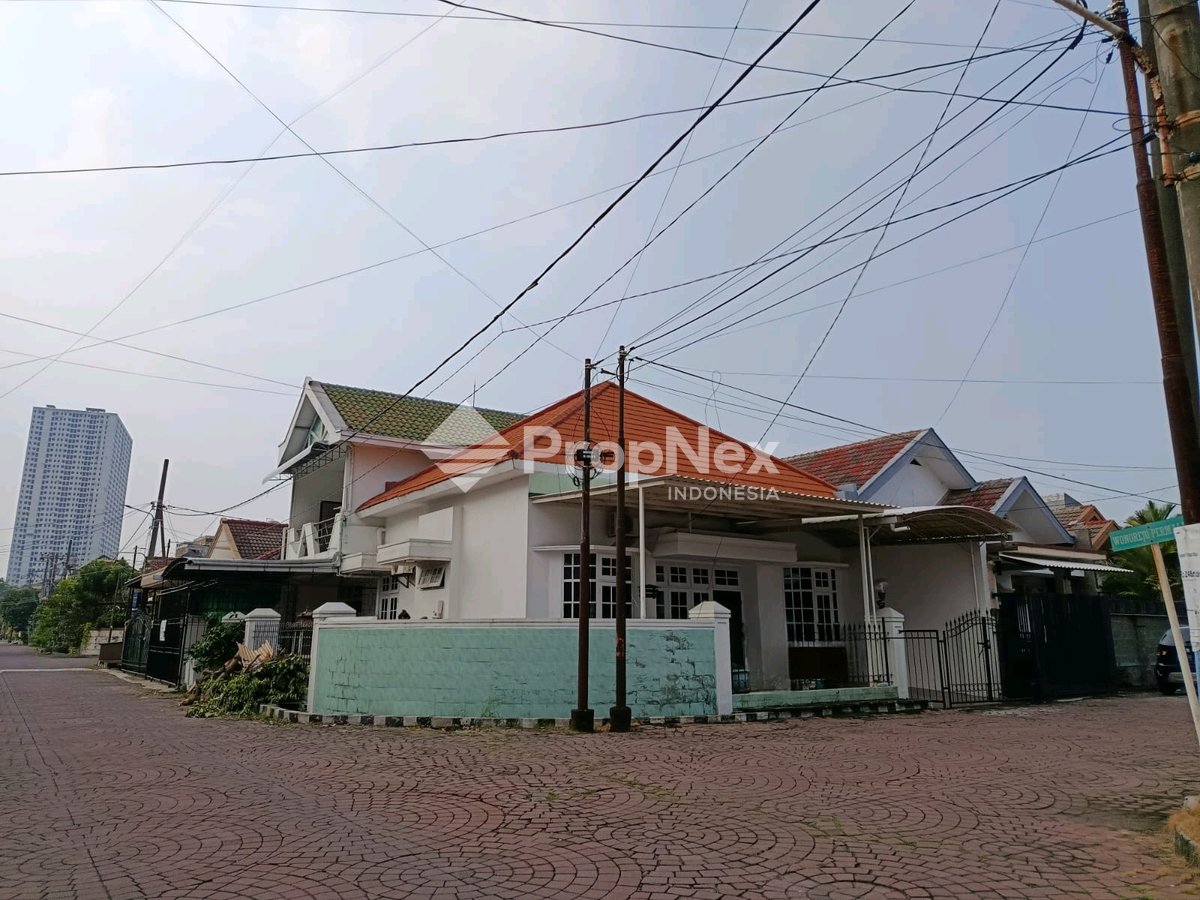 RUMAH HOOK PEKARANGAN LUAS NIRWANA EXECUTIVE