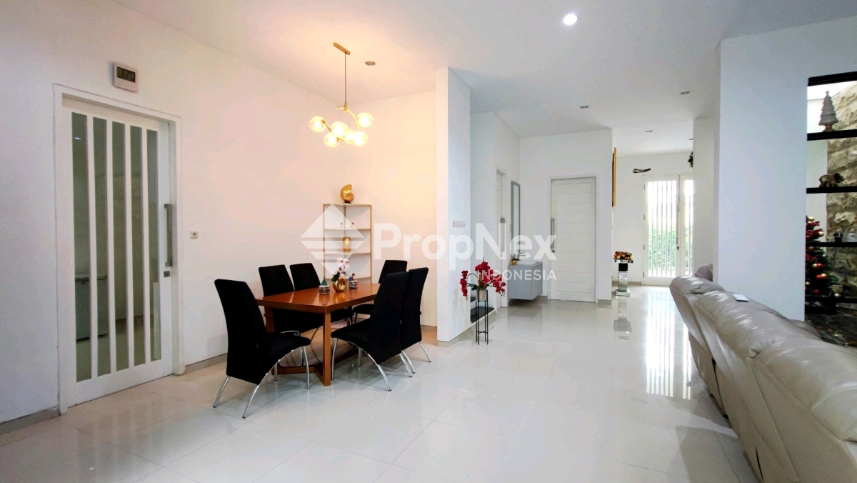Dijual Murahh Rumah Woodland 2LT Cluster Favorit 5 kamar LT 210m Dekat Fresh Market dan Pakuwon Mall Surabaya Barat