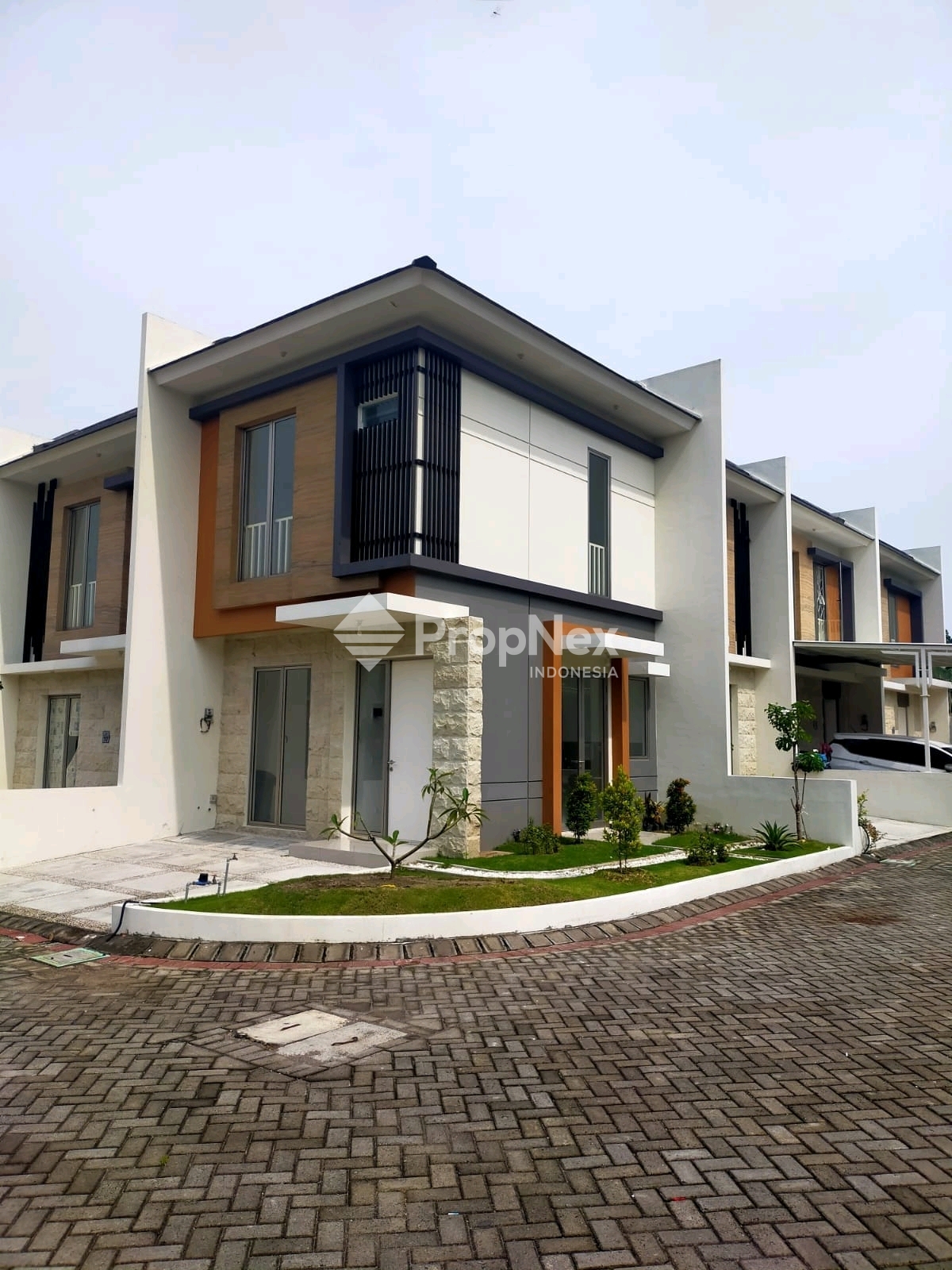 disewakan rumah baru greenland residence barat surabaya — foto 2