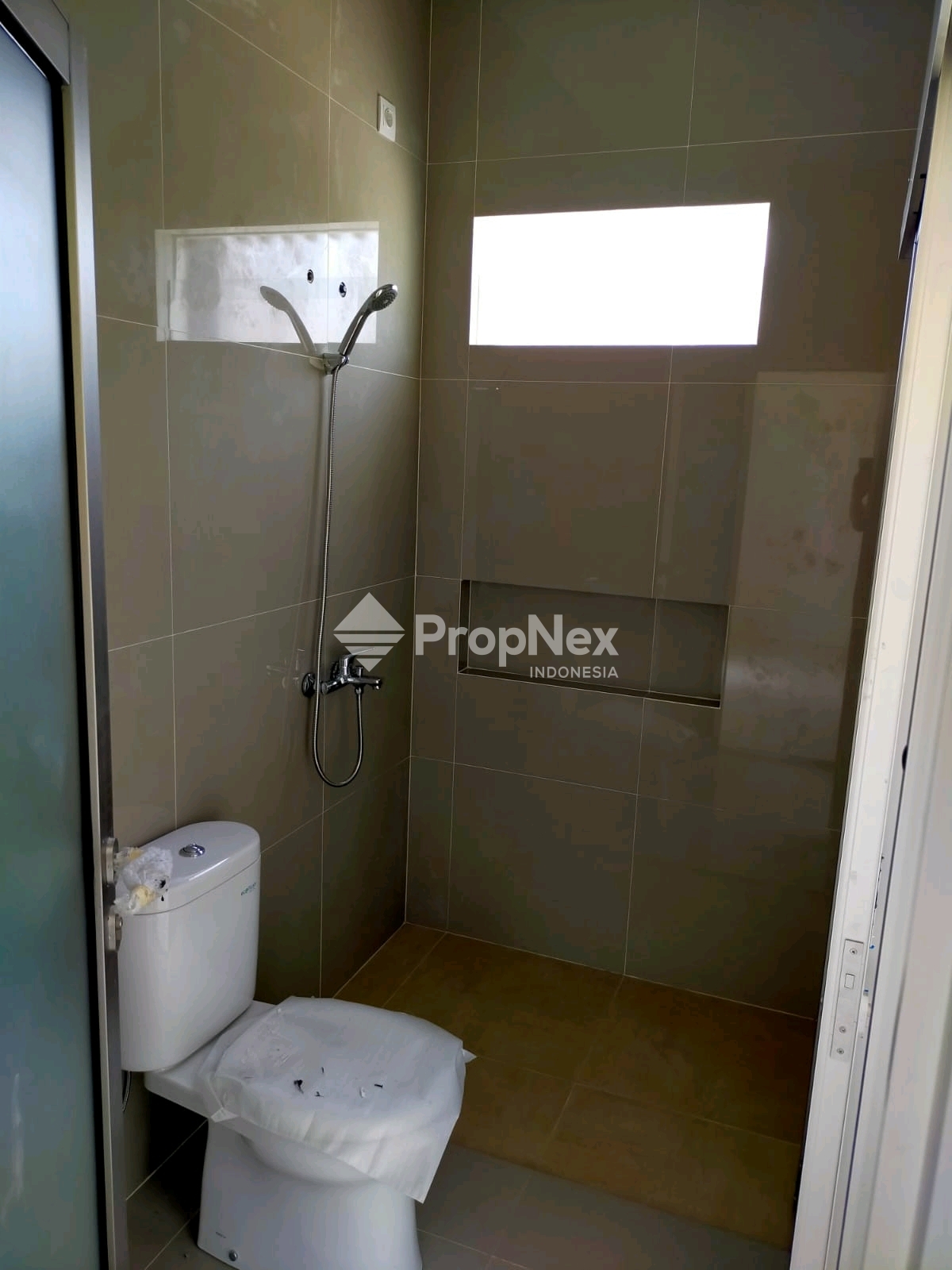disewakan rumah baru greenland residence barat surabaya — foto 4