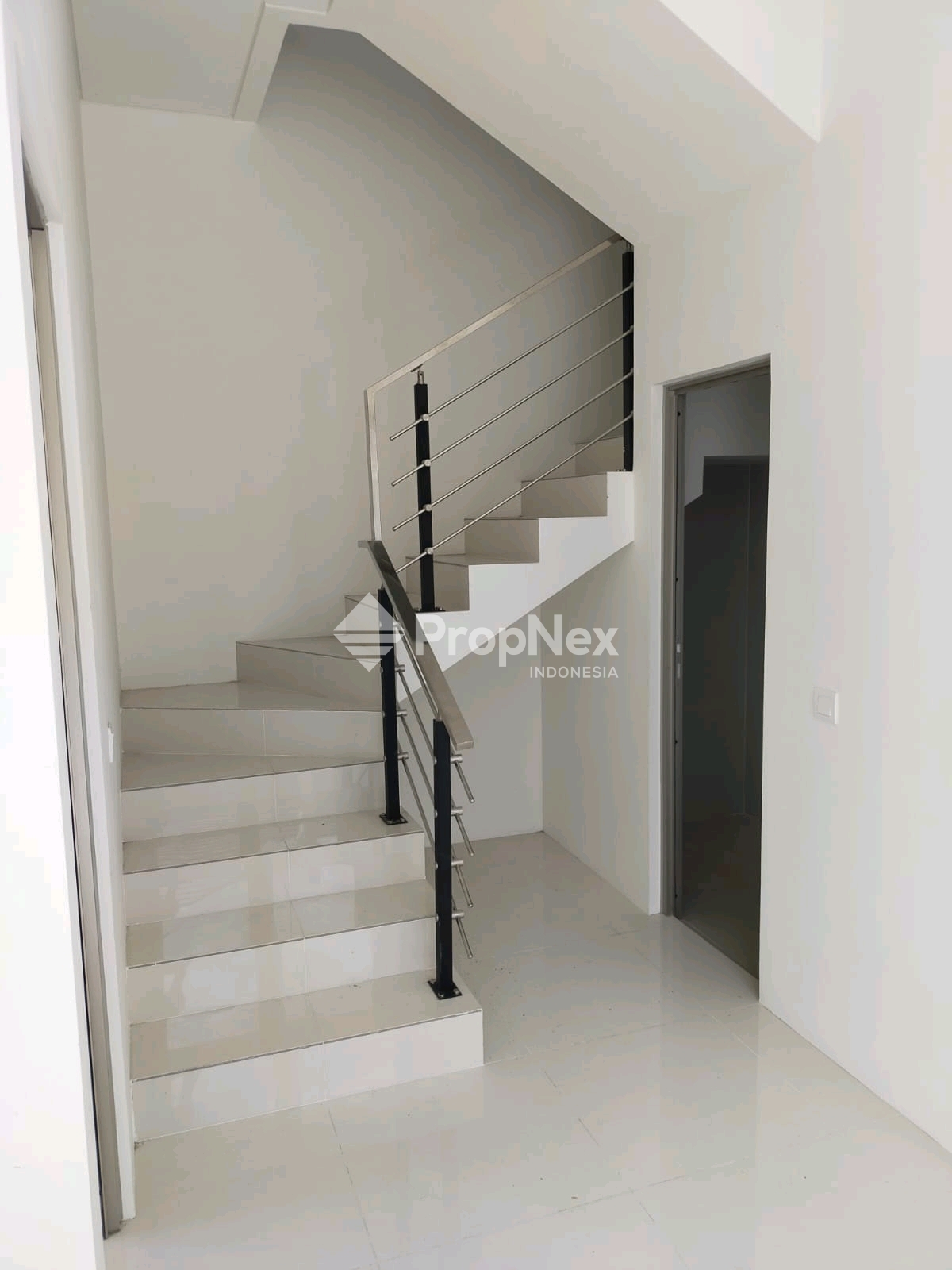 disewakan rumah baru greenland residence barat surabaya — foto 8