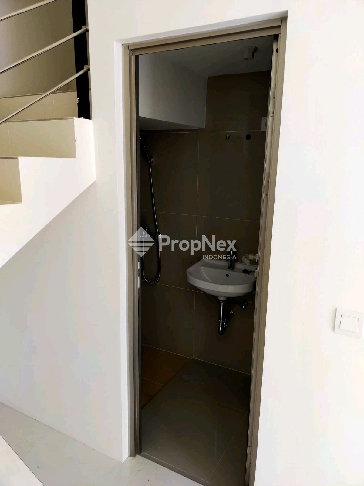disewakan rumah baru greenland residence barat surabaya — foto 9