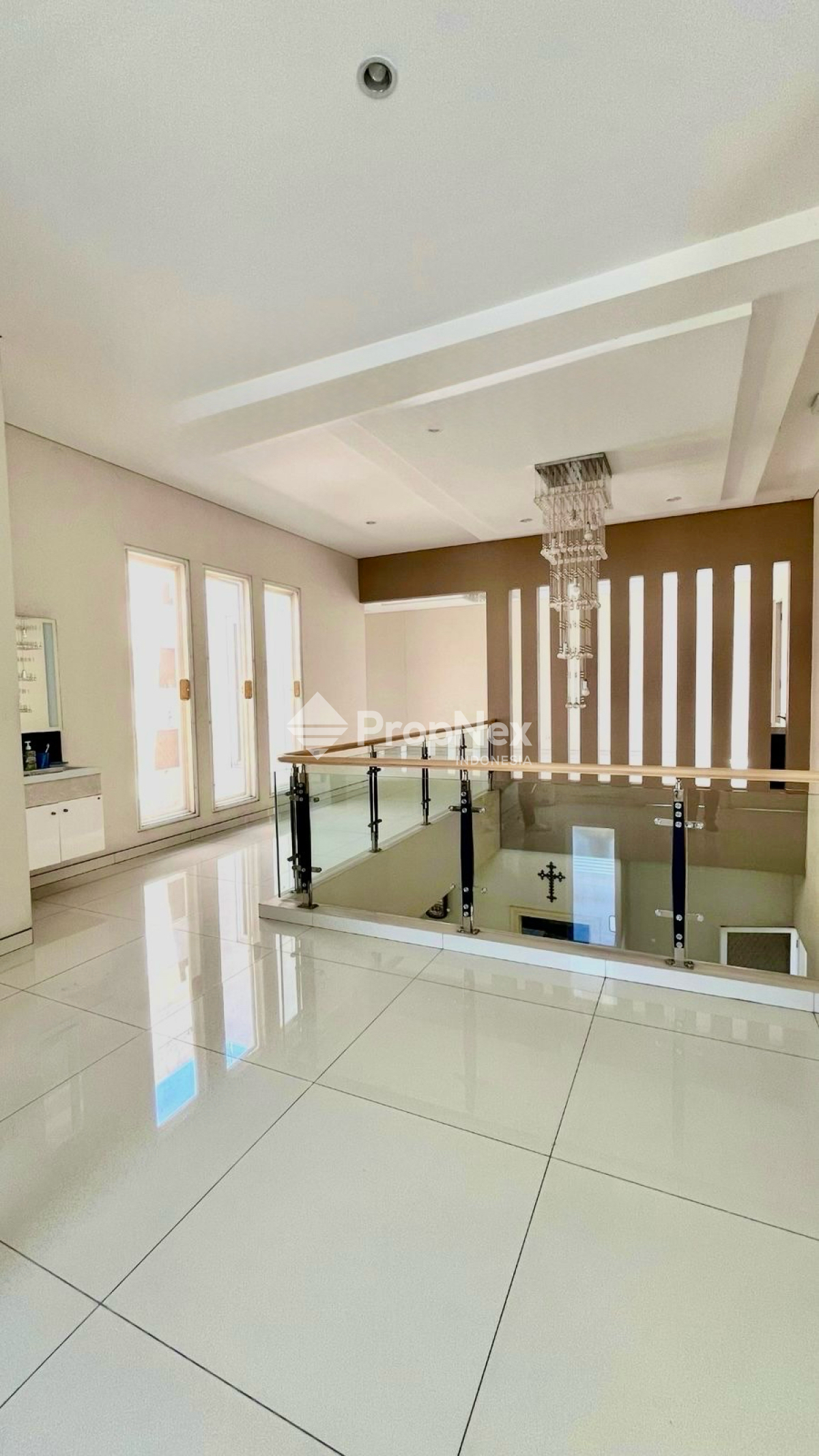 DIJUAL RUMAH SOMERSET CITRALAND 4KT 2LT 240M2 DEKAT UNIVERSITAS CIPUTRA — foto 3