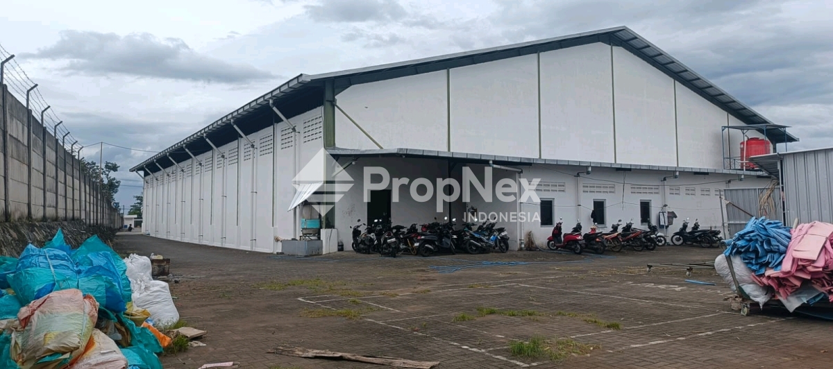 Gudang Bersih 0 Jalan Raya Pasuruan Lantai Cor Dan Ada Kantor 2 Lantai — foto 2