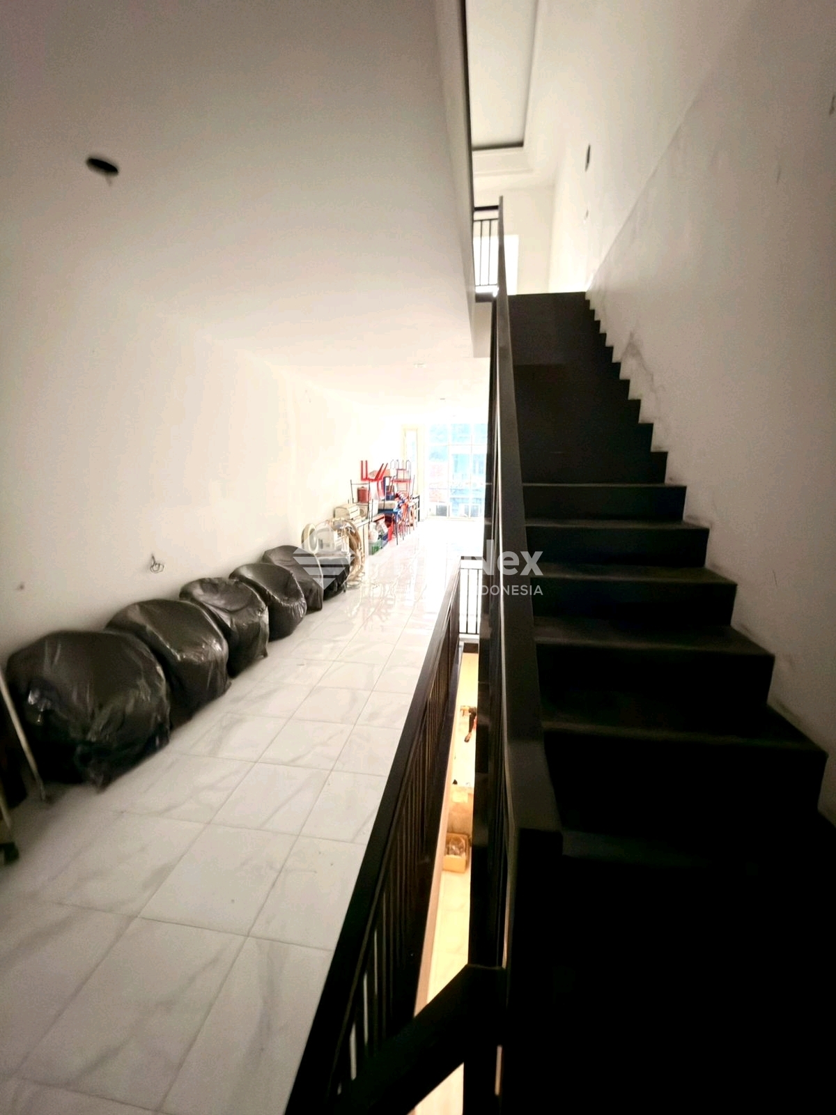 ruko 3 lantai raya kutisari dekat uk petra Juanda waru wonocolo — foto 3