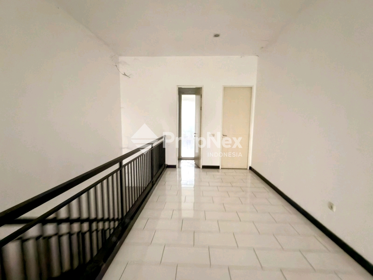 ruko 3 lantai raya kutisari dekat uk petra Juanda waru wonocolo — foto 6