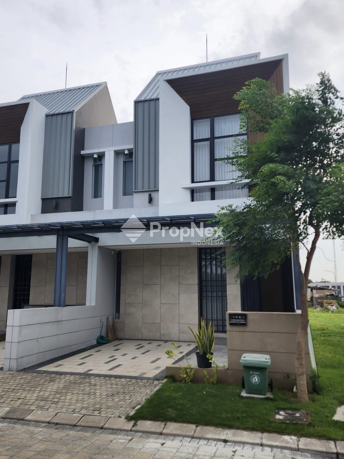 Rumah 2 Lantai Bagus Semi Furnished di The Grand Kenjeran
