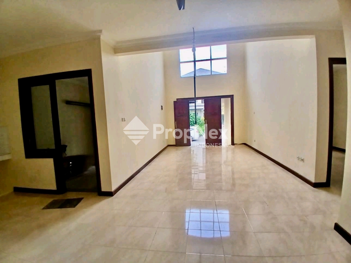 Disewakan Rumah Citraland Utama Cluster Depan Surabaya — foto 8