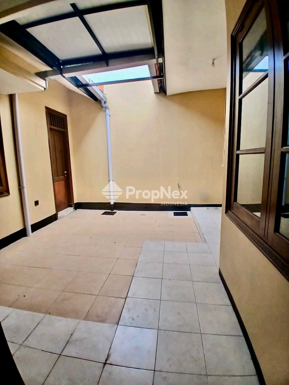 Disewakan Rumah Citraland Utama Cluster Depan Surabaya — foto 9
