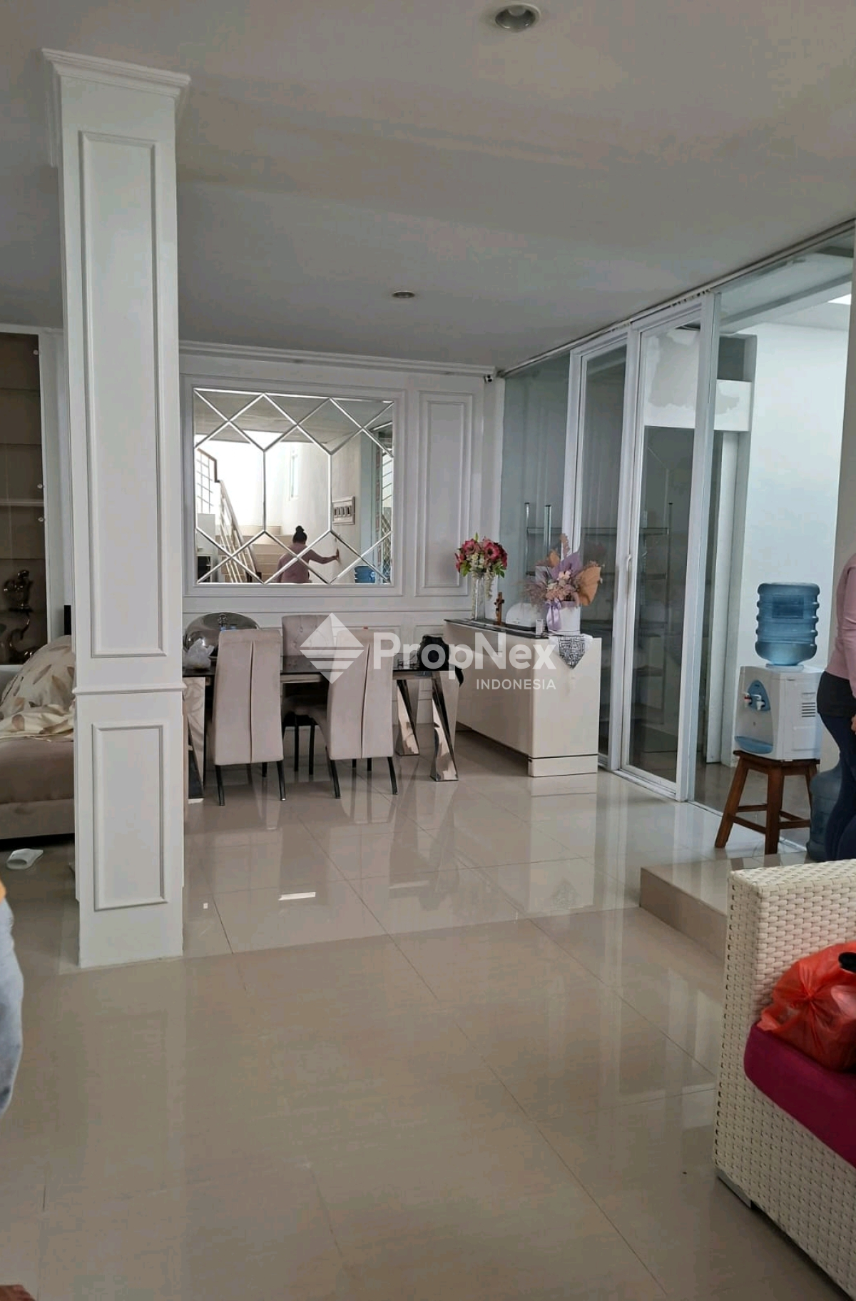 Rumah Mewah 2 Lantai Royal Residence Wiyung Surabaya — foto 2