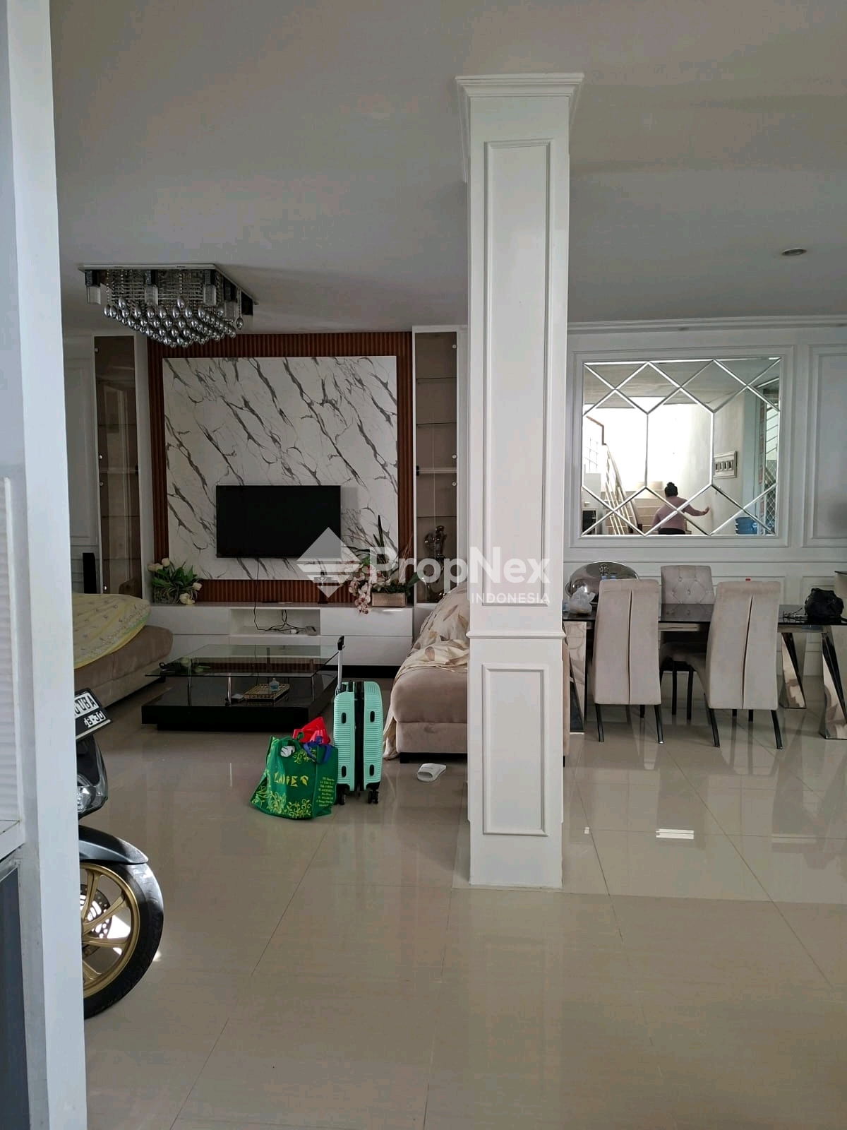 Rumah Mewah 2 Lantai Royal Residence Wiyung Surabaya — foto 3