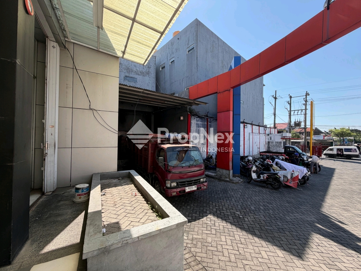 Tanah dan bangunan di jalan besar Gresik