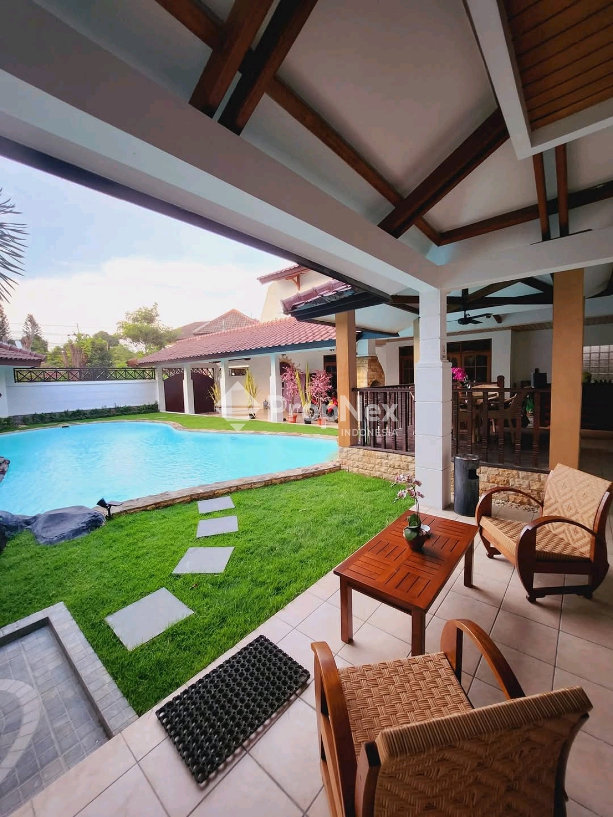 MURAH Rumah model villa Taman Pradah Indah Surabaya Barat