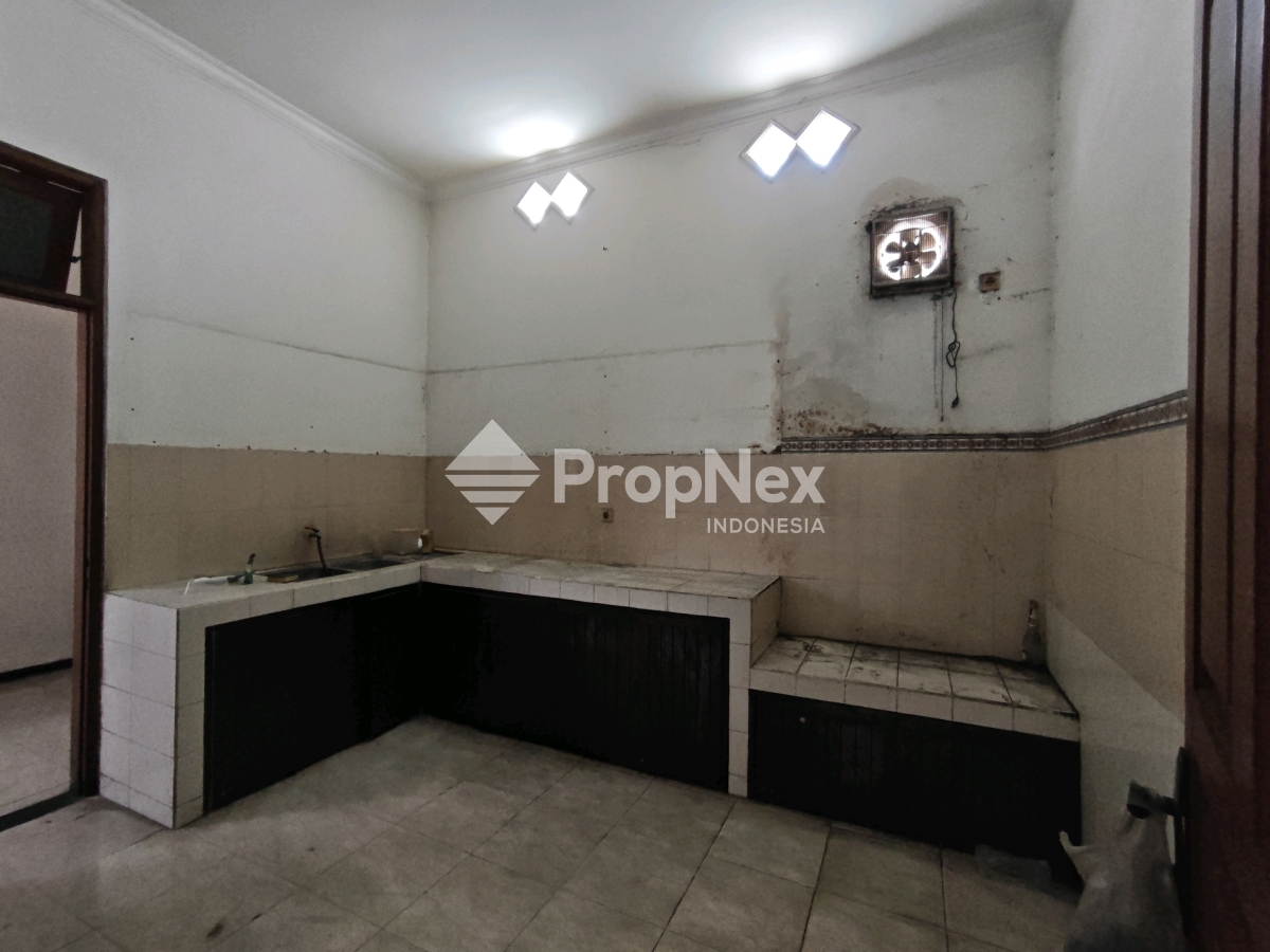 Rumah Strategis Petemon I Sawahan Cocok Untuk Usaha dan Hunian — foto 6