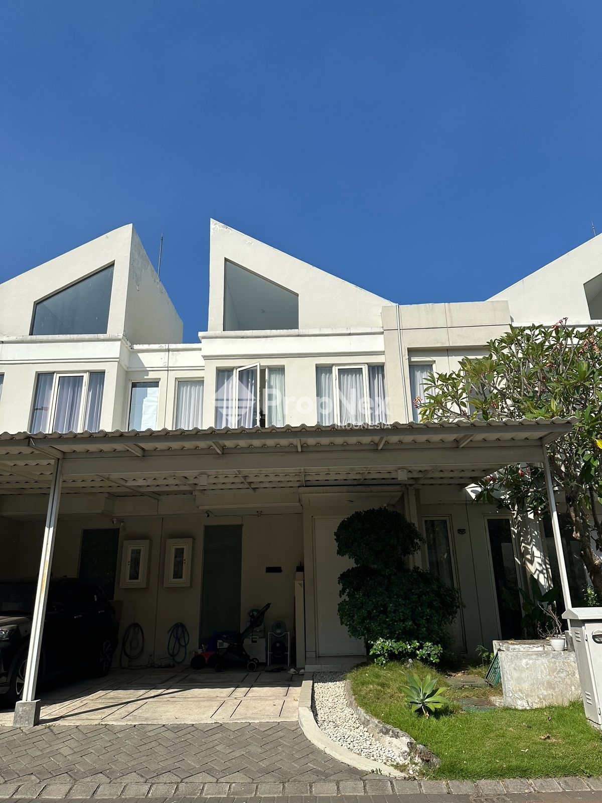 Rumah 2 Lantai Bagus Furnished di Grand Pakuwon