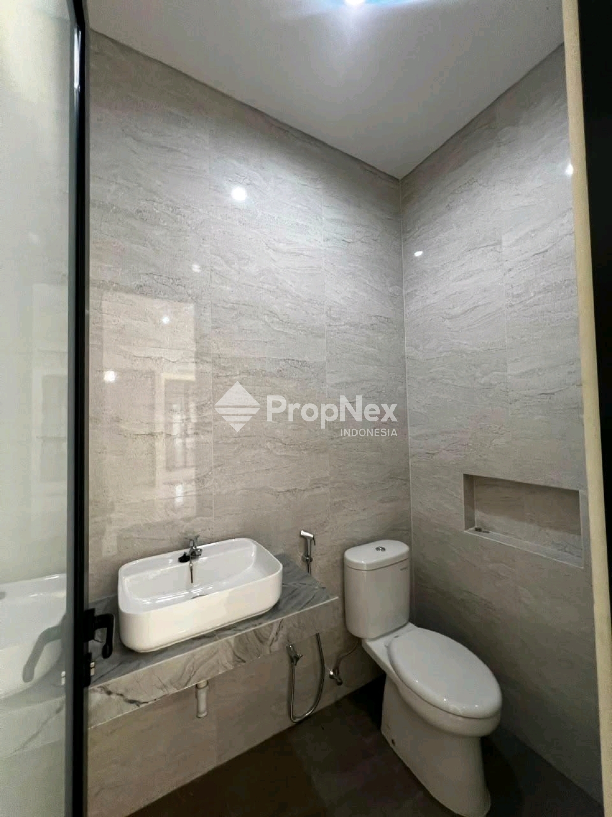 Rumah Mewah Sorento Pakuwon City Surabaya Utara Luas — foto 3