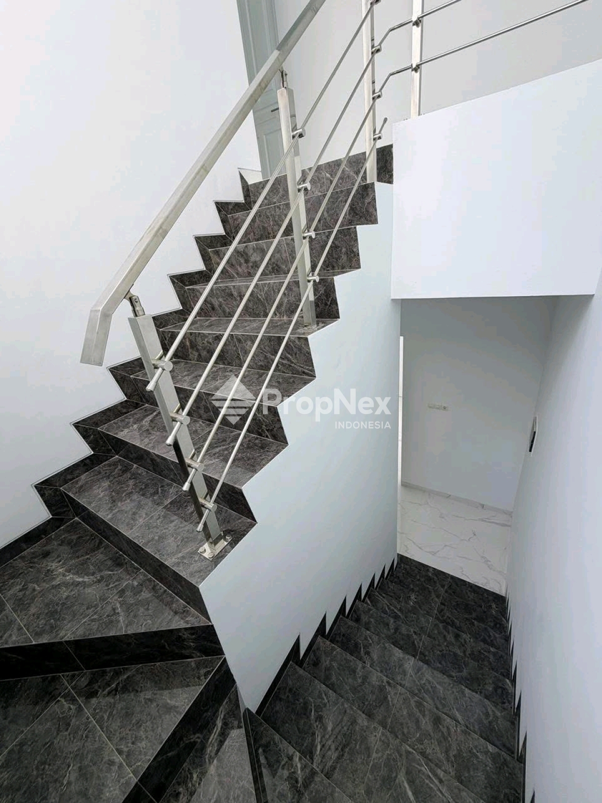 Rumah Baru Mewah 4 Kamar Bukit Palma Citraland Surabaya — foto 5