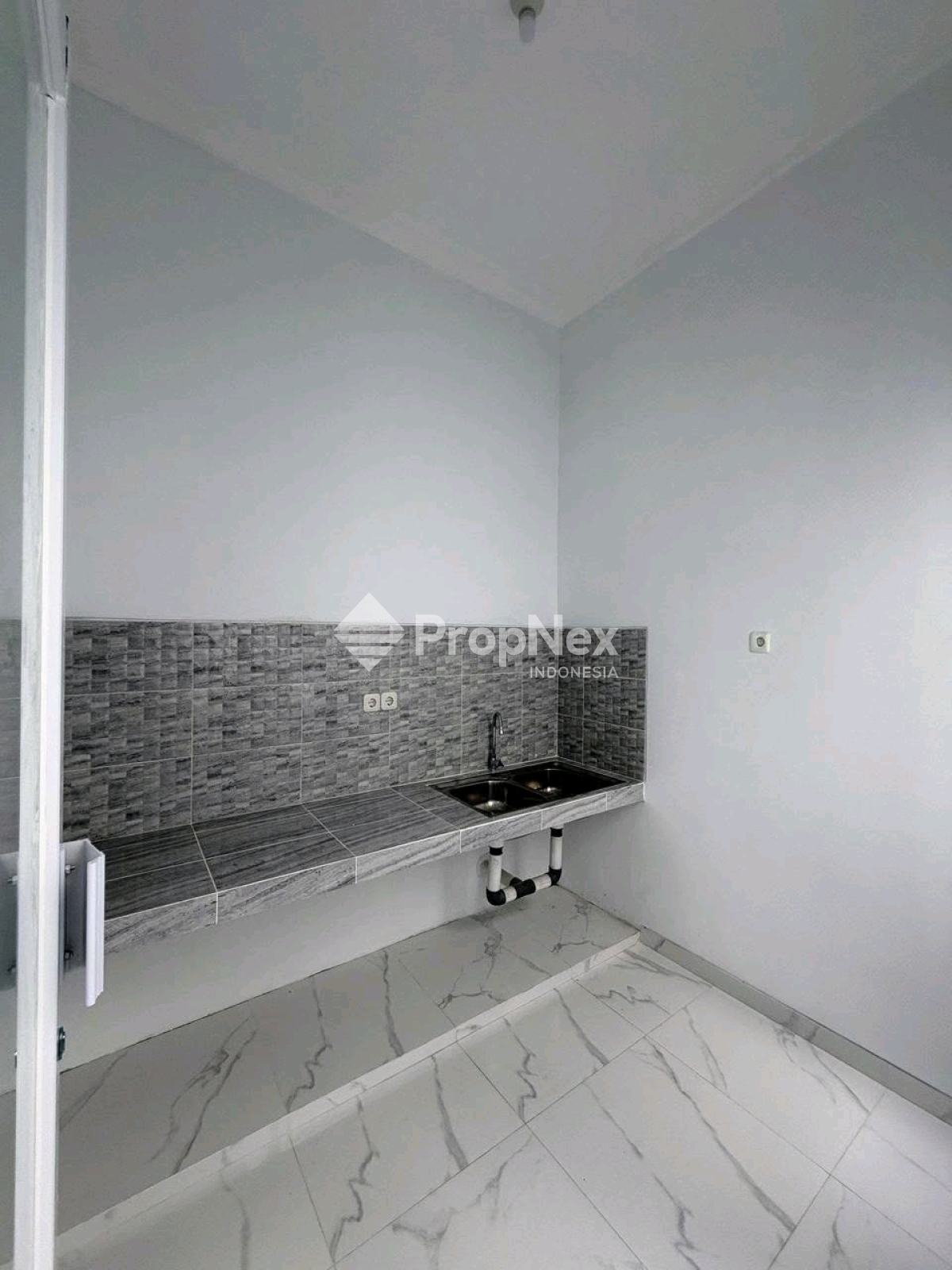 Rumah Baru Mewah 4 Kamar Bukit Palma Citraland Surabaya — foto 6