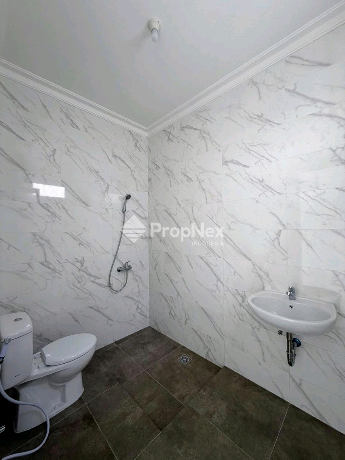 Rumah Baru Mewah 4 Kamar Bukit Palma Citraland Surabaya — foto 9