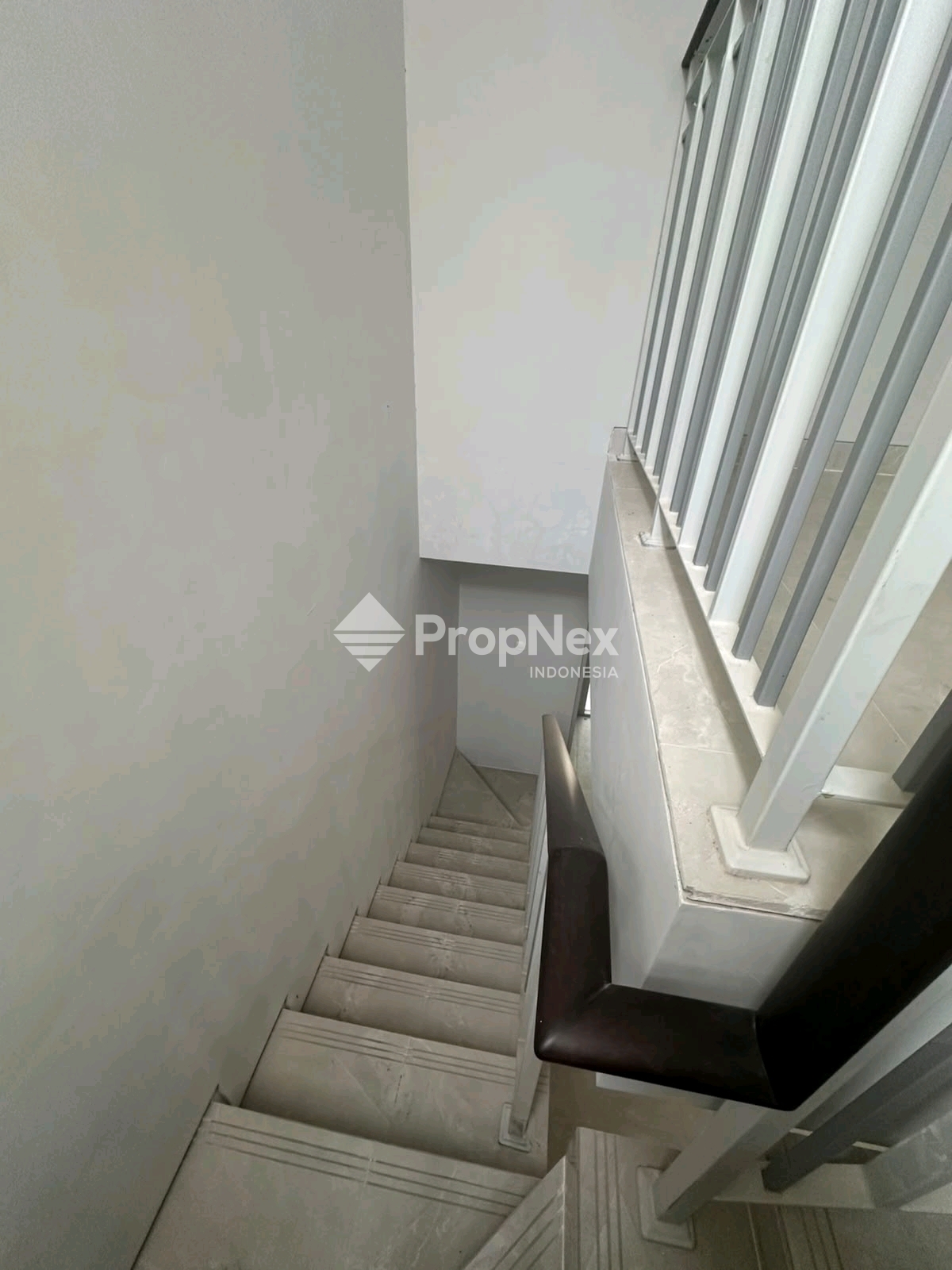 Dijual Murah Butuh Cepat Laku Rumah Grand Pakuwon Benowo 2LT 3KT LT72m Dekat Food Junction Surabaya Barat — foto 5