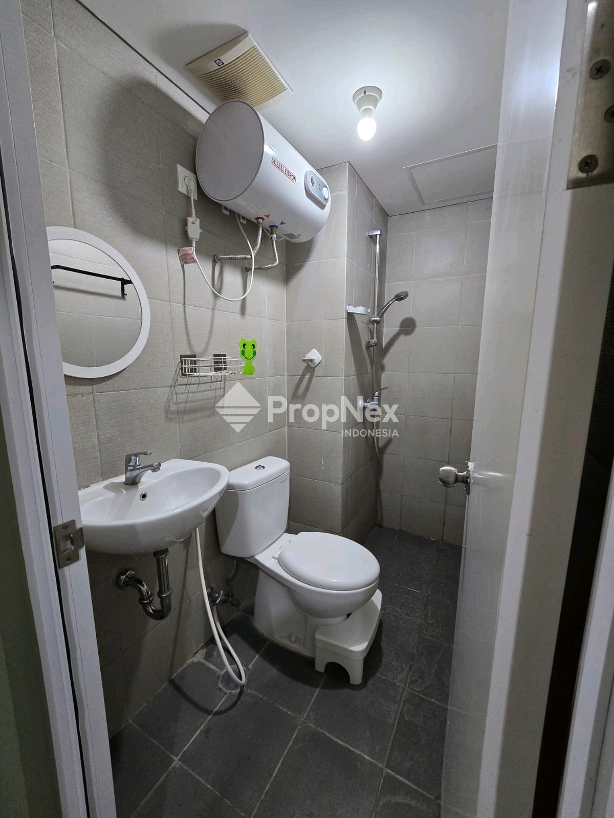 Disewakan Apartemen Vittorio Tower Allesandro 2BR LT25 Semi Furnish View Pool Ada Balkon Lantai Full Kayu Wiyung Surabaya Barat — foto 6
