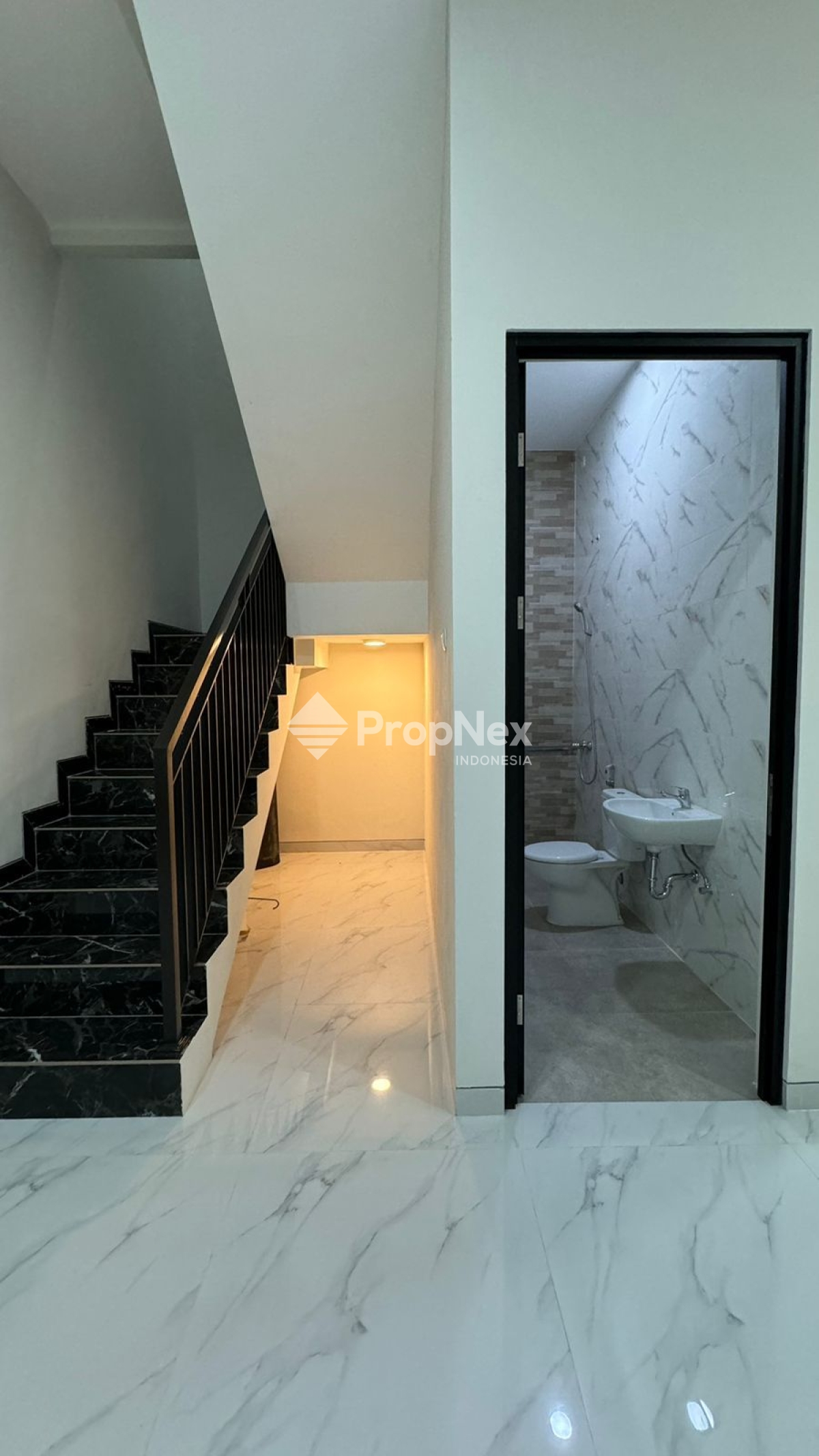 BARU 2 Lantai Rungkut Asri Tengah dekat Grand City, Purimas — foto 4