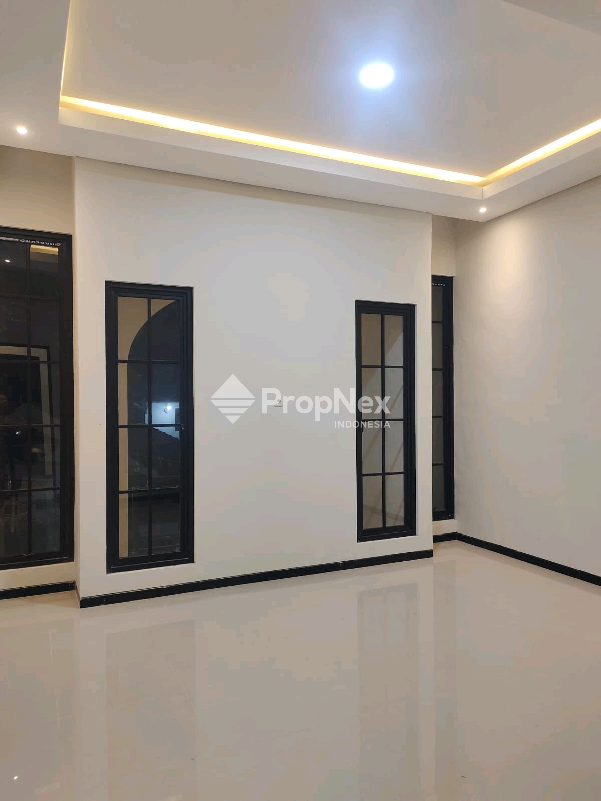 Rumah Baru Mewah di Nirwana Eksekutif Rungkut Surabaya — foto 8
