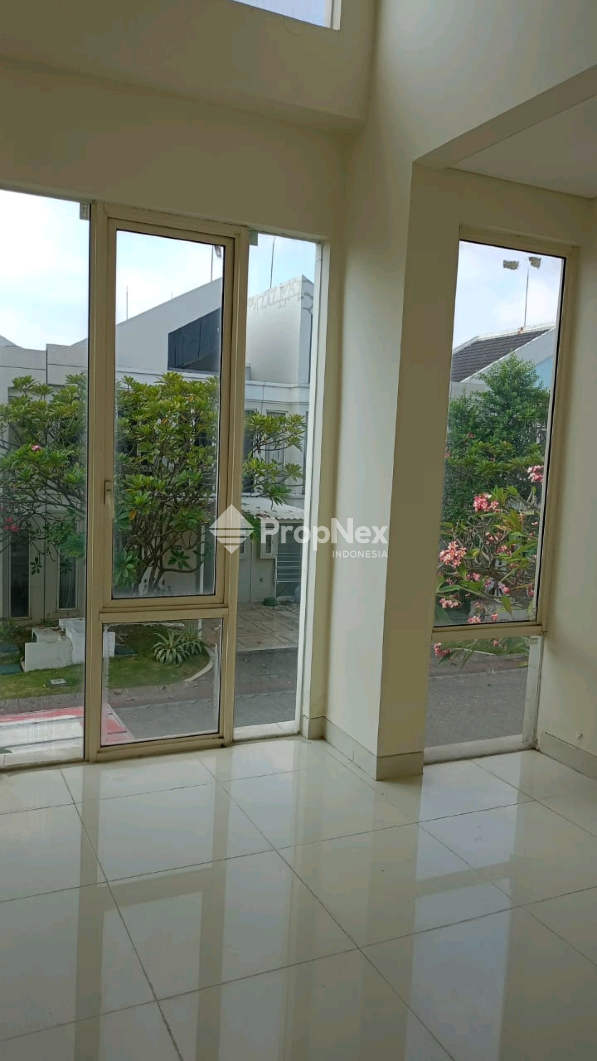 Rumah Modern Siap Huni di Grand Pakuwon Surabaya Timur 2 Lantai — foto 3