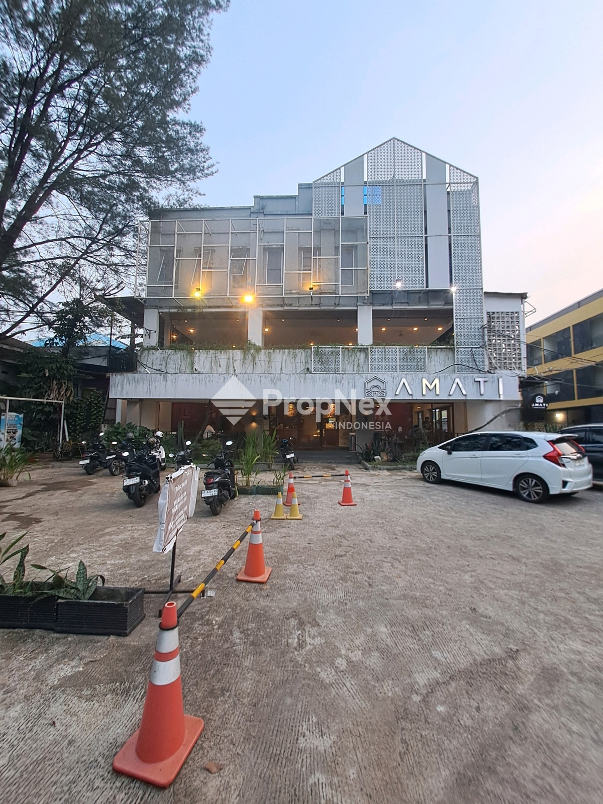 3 Unit Ruko dengan Cafe Estetik di Tiban