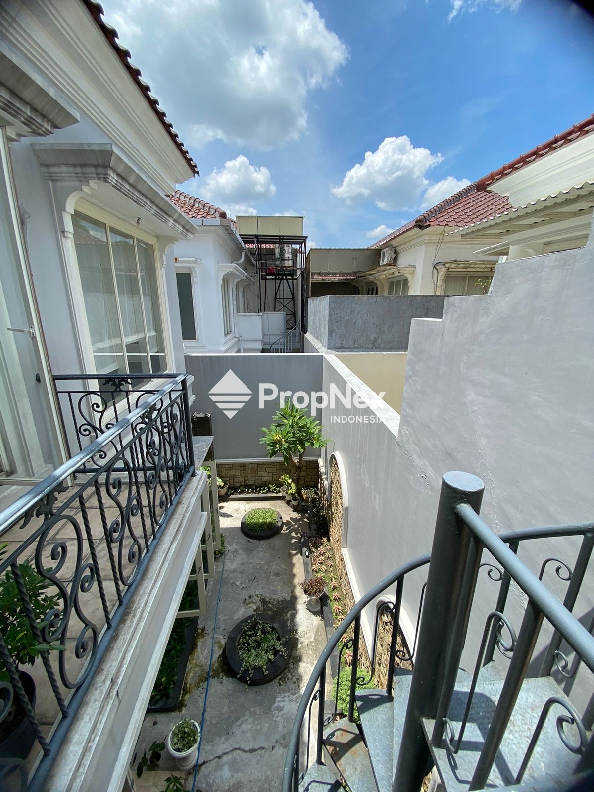 DIJUAL RUMAH WISATA BUKIT MAS AMERICAN CLASSIC MODERN 4KT 2LT SEMI FURNISH — foto 3