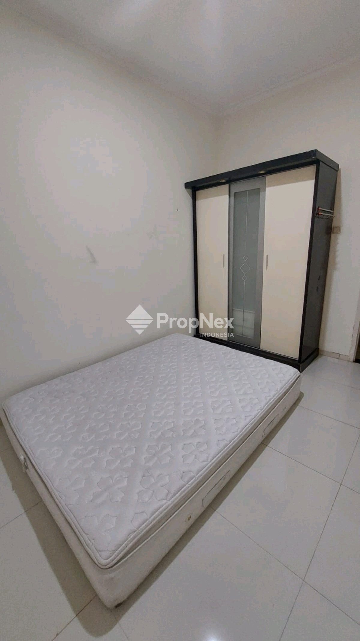 DISEWAKAN RUMAH DI PURIMAS FURNISHED SURABAYA TIMUR — foto 5