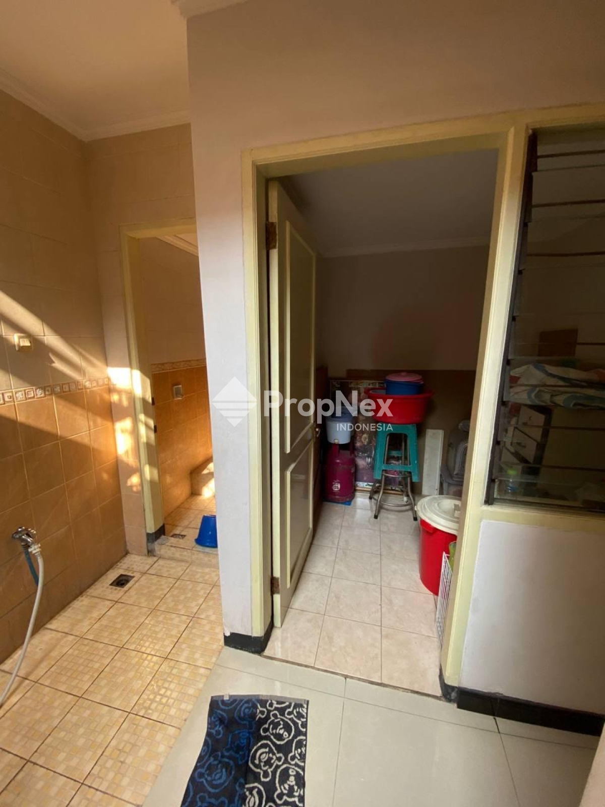 Rumah 2 Lantai Bagus Furnished SHM di Mulyosari Siap Huni — foto 8