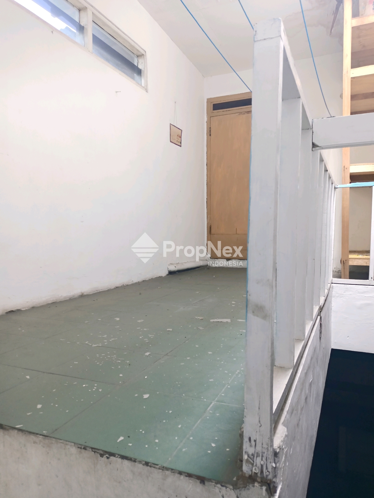Rumah Lingkungan Bagus Dekat Marina Plaza di Bendul Merisi Dijual — foto 3