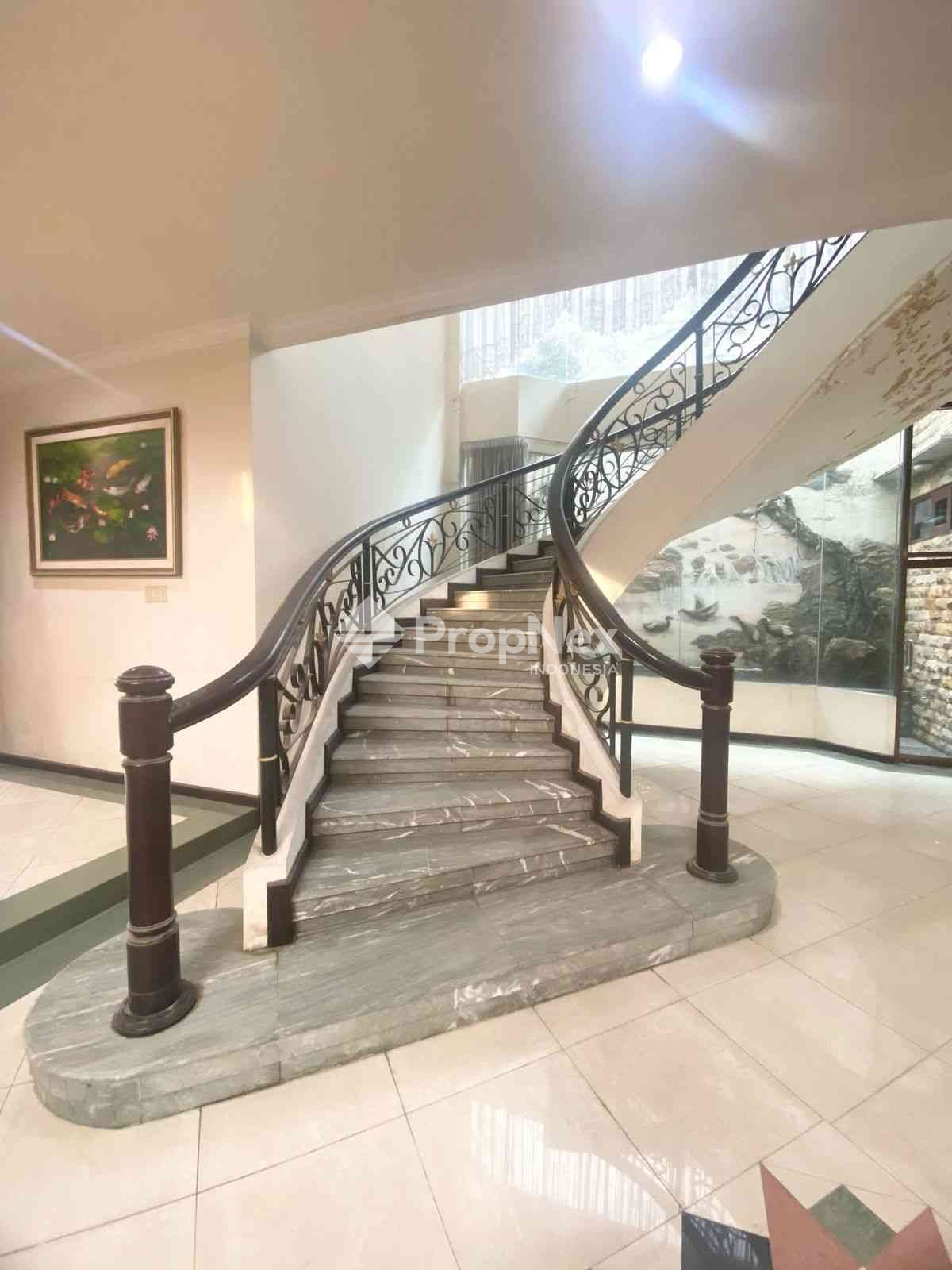 Rumah MEDITERANIA Modern GRAHA FAMILI — foto 3