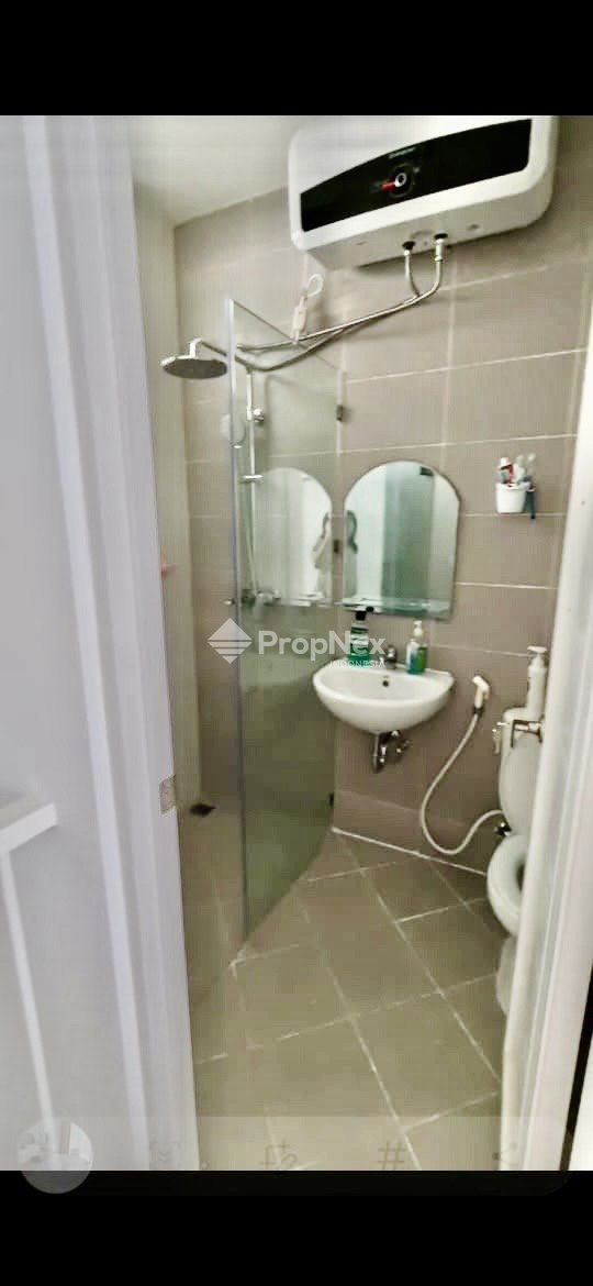 DIJUAL RUMAH ROYAL RESIDENCE OAKWOOD 2LT FURNISH BAGUS — foto 3