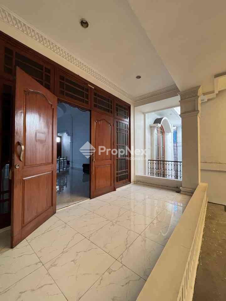 rumah mewah FULL MARMER area komersial Surabaya Pusat — foto 4